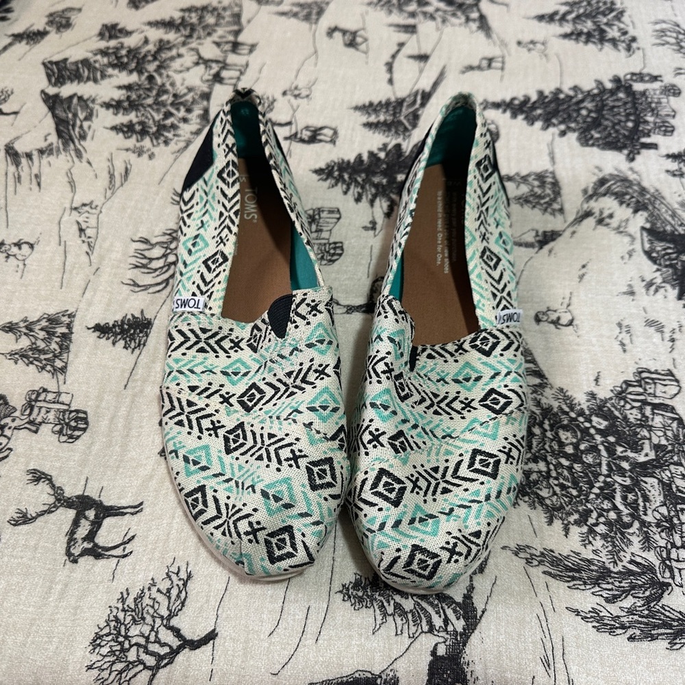 Women's TOMS Geometric Slip Ons SIZE 8